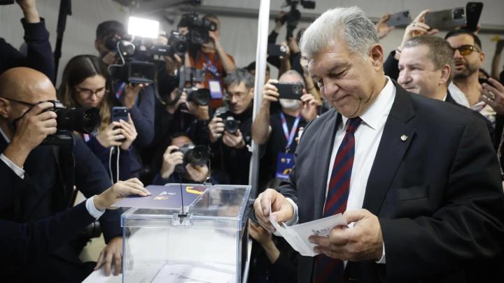  巴萨选举激战正酣，一线队球员齐聚支持拉波尔塔；丰特团队监督员怒斥：借球员之力拉票太过分了！ 体育新闻 巴萨选举激战正酣，一线队球员齐聚支持拉波尔塔；丰特团队监督员怒斥：借球员之力拉票太过分了！ 体育新闻