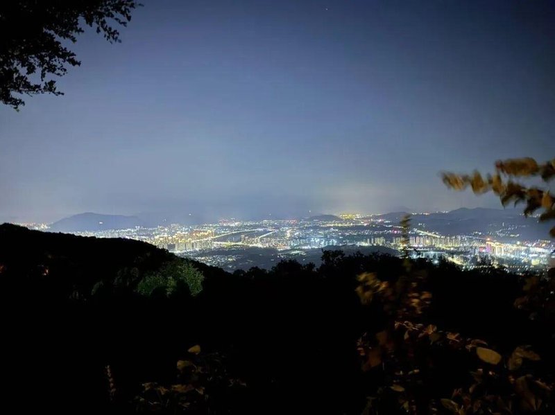 源杰科技股价突破千元,成为A股新焦点;AI算力浪潮下,光芯片迎来黄金期。 股票财经 源杰科技股价突破千元,成为A股新焦点;AI算力浪潮下,光芯片迎来黄金期。 股票财经