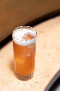 华润啤酒管理层集体亮相；啤酒高端化下半场延续时间或较长；啤白双赋能策略需适时调整。