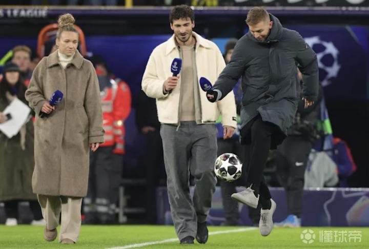 职场着装的陈旧枷锁:为何电视解说仍被刻板印象绑架? 新闻