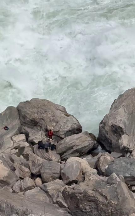  虎跳峡激流救援亲历者自述：40厘米的距离，为何成了生与死的鸿沟 新闻