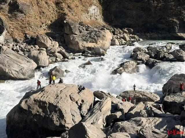  虎跳峡激流救援亲历者自述：40厘米的距离，为何成了生与死的鸿沟 新闻